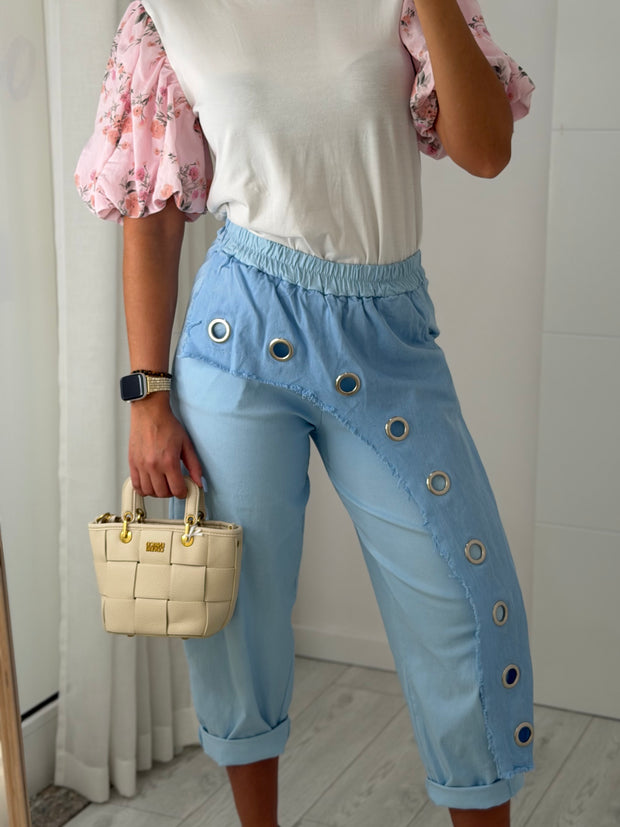 Calça azul bebé com argolas