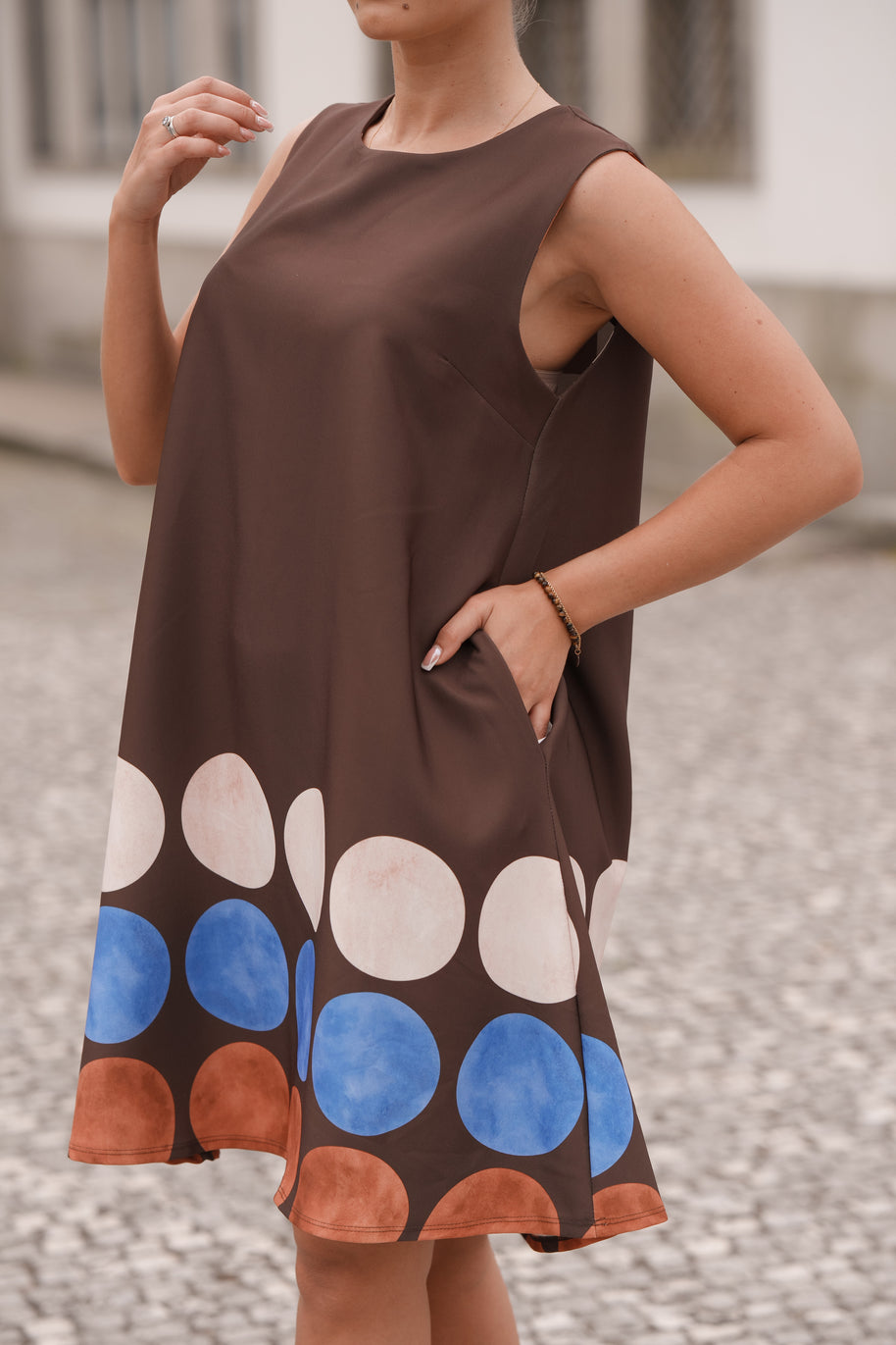 Vestido com bolas castanho