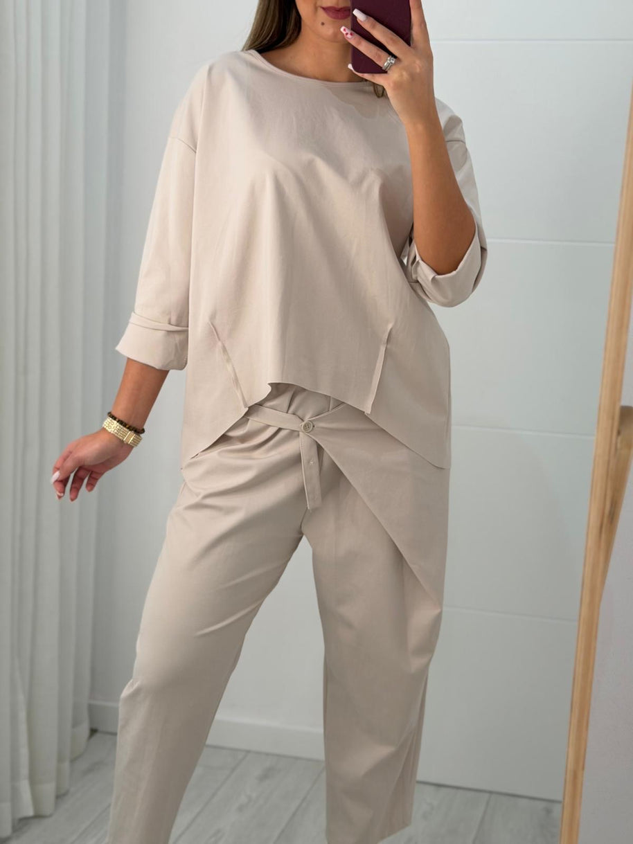 Conjunto com calça com pormenor de botão