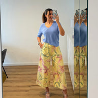 Calça floreada amarela