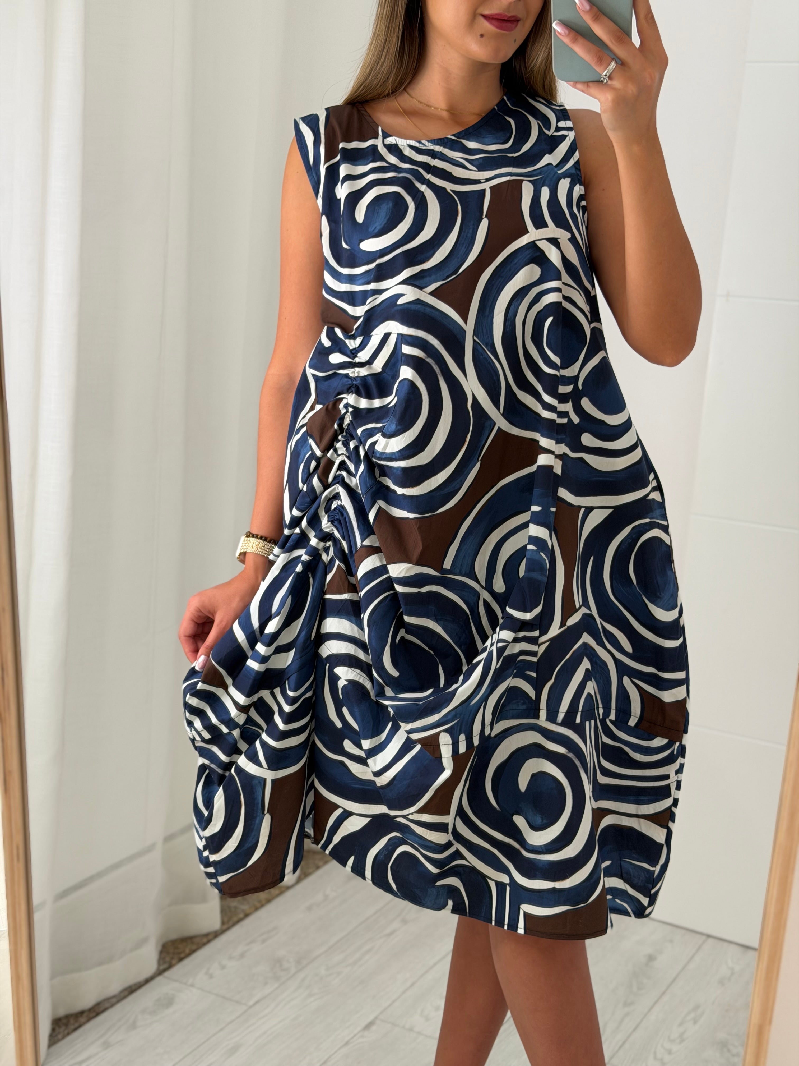 Vestido com pormenor e bolsos