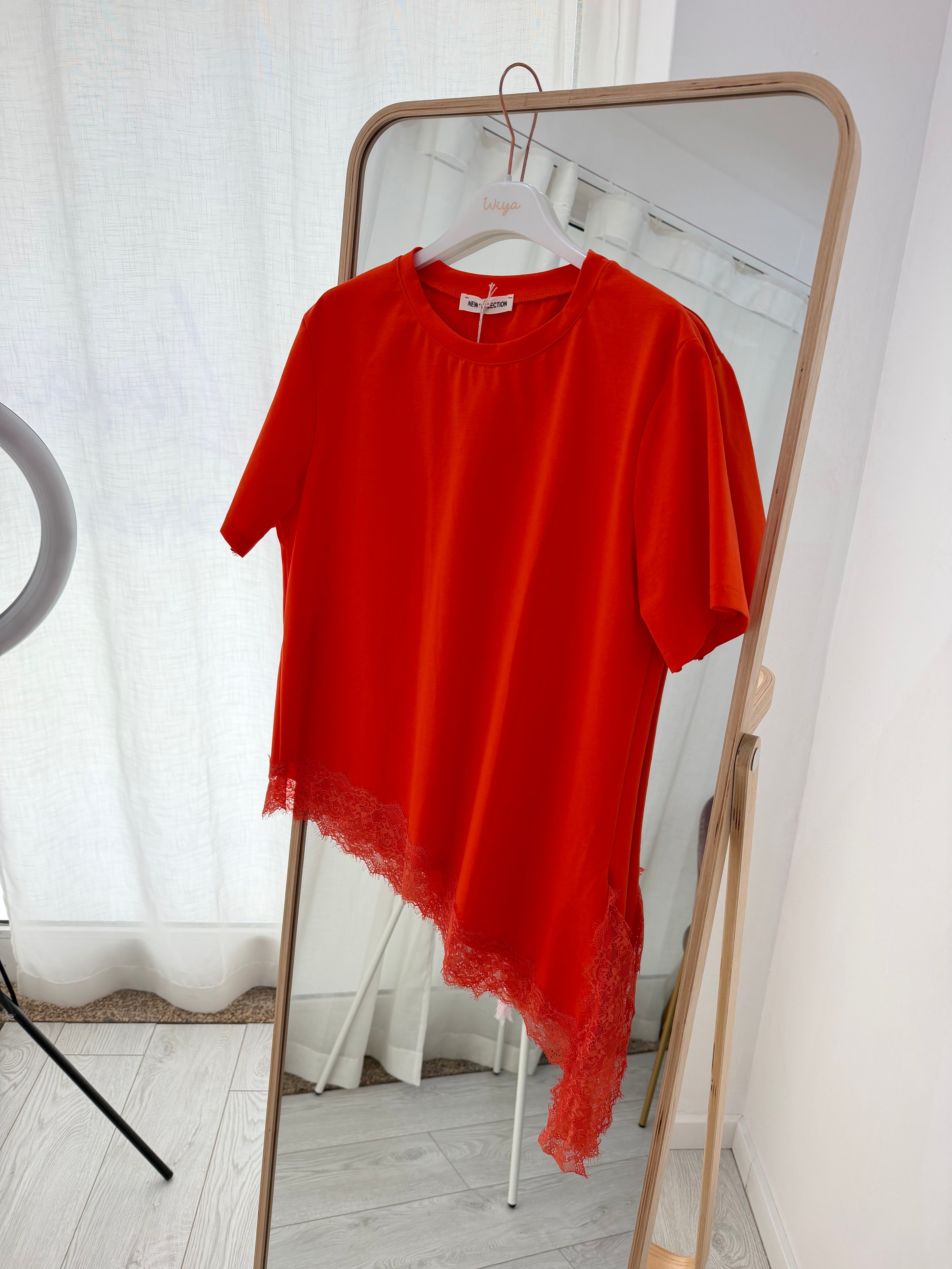 Tshirt assimétrica com renda - laranja