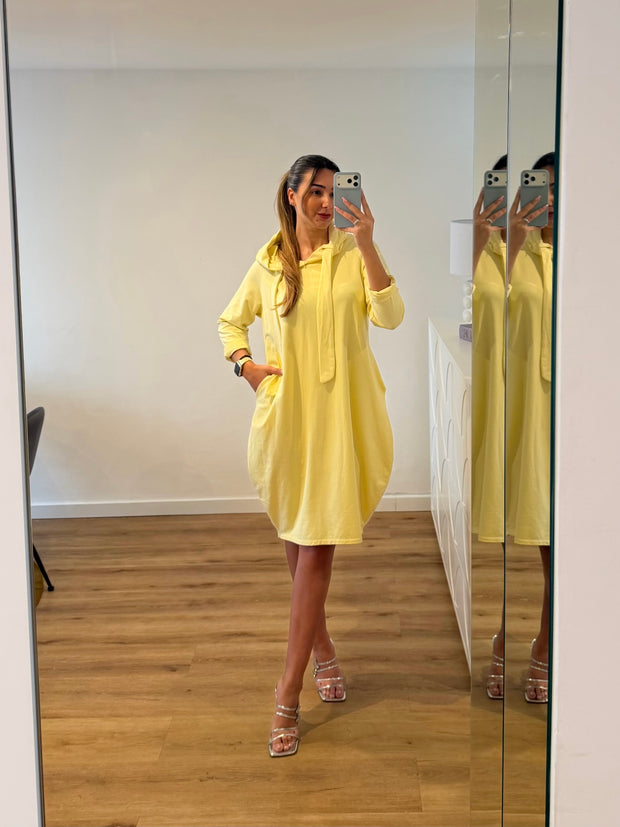 Vestido com bolsos em amarelo