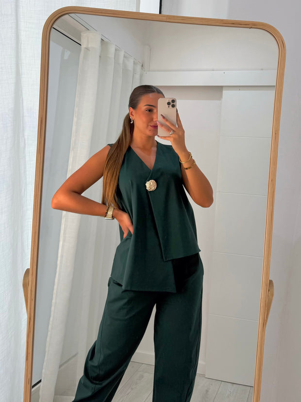 Conjunto verde escuro com botão