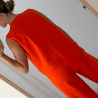 Conjunto laranja com botão