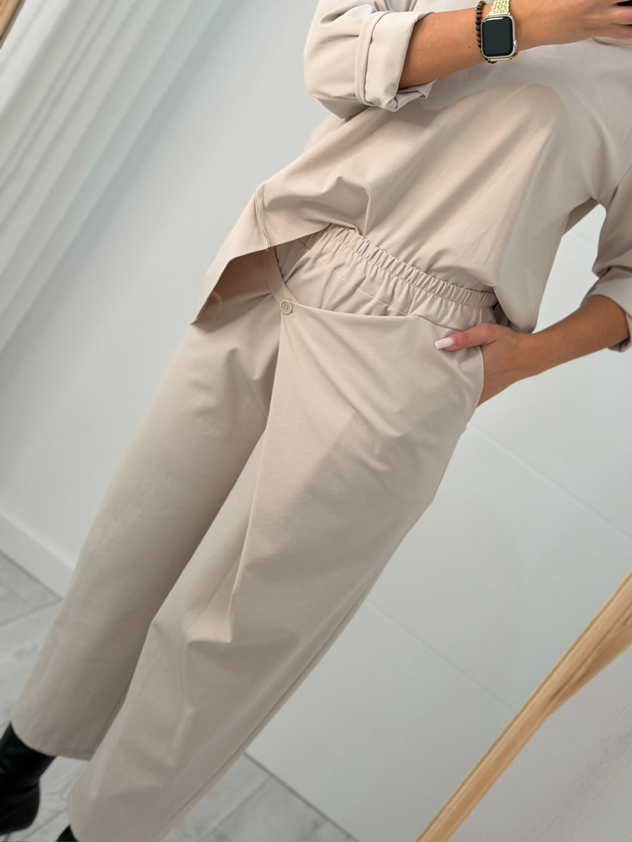 Conjunto com calça com pormenor de botão
