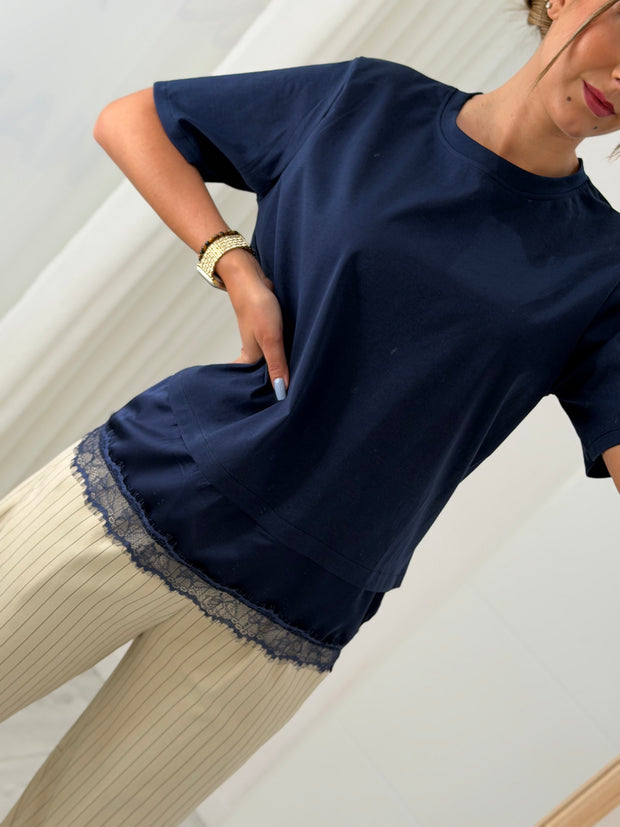 Tshirt azul marinho com renda