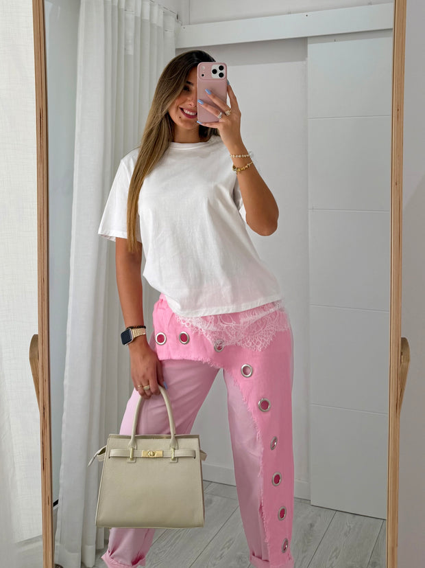Calça cor de rosa com argolas