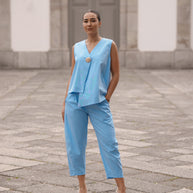 Conjunto assimétrico com botão - azul bebé