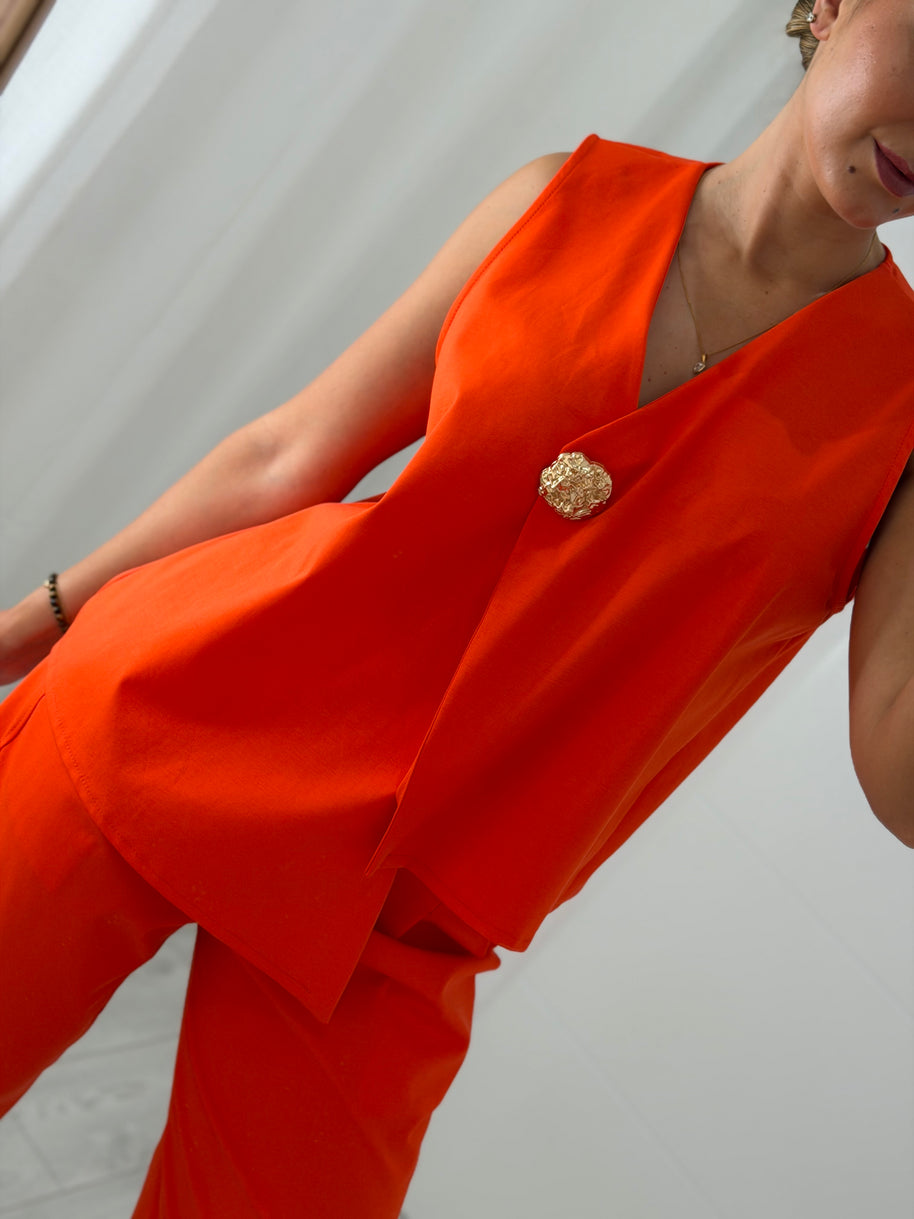 Conjunto laranja com botão