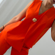 Conjunto laranja com botão