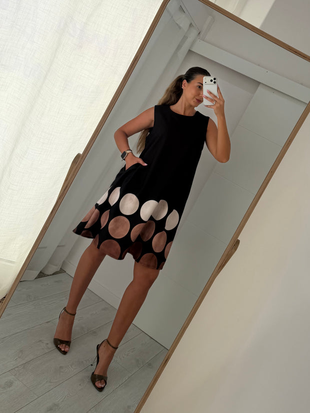 Vestido preto com bolas