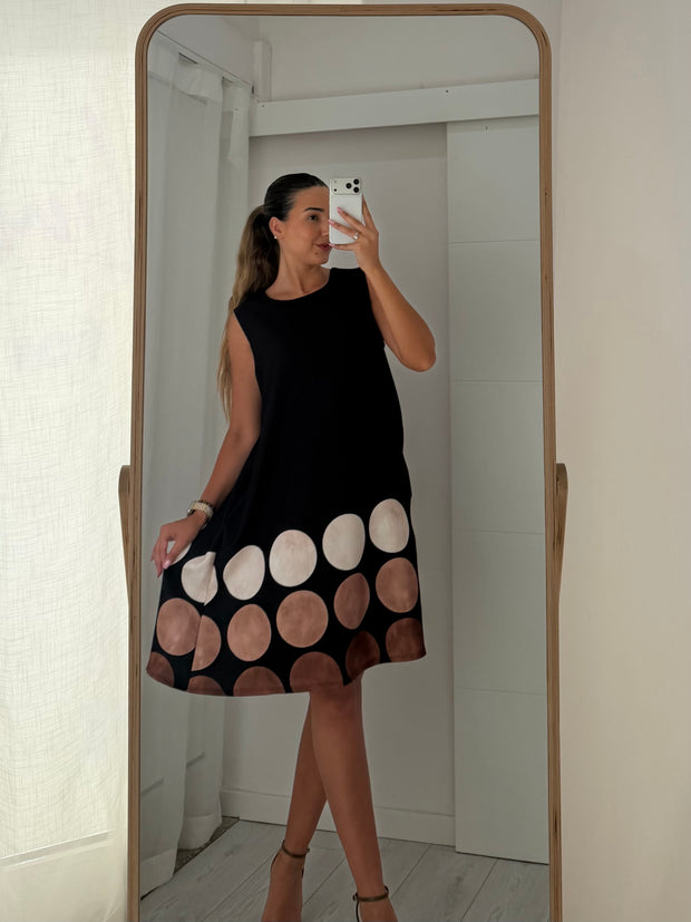 Vestido preto com bolas