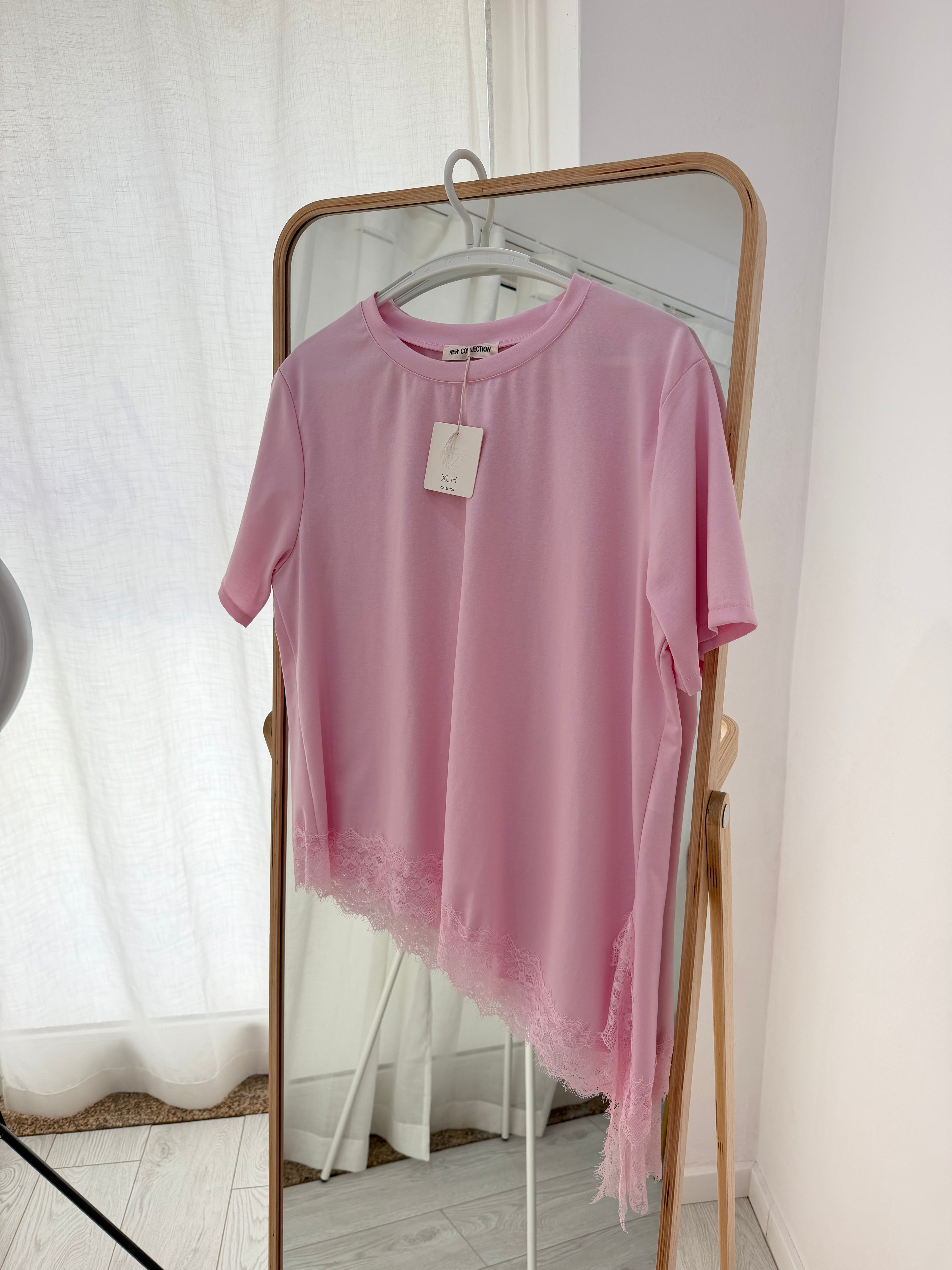 Tshirt assimétrica com renda