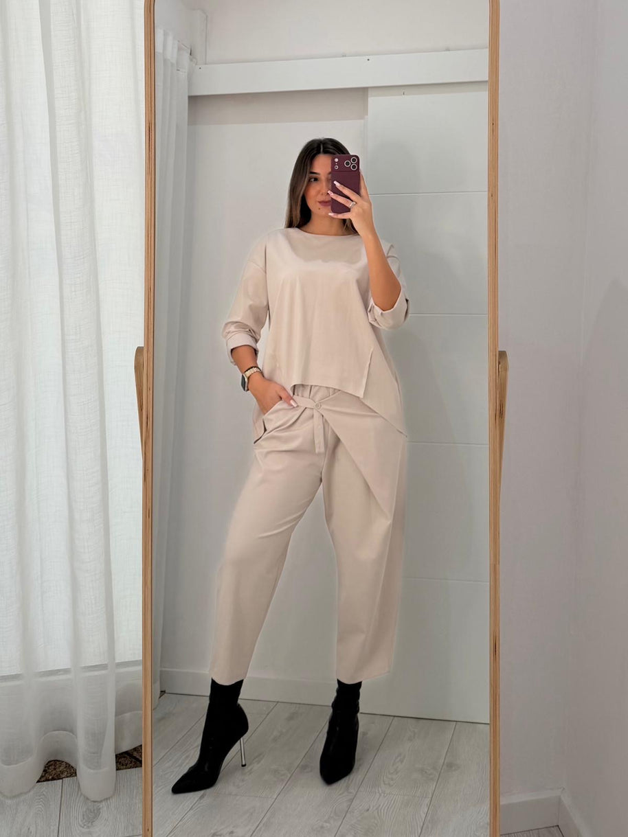 Conjunto com calça com pormenor de botão