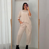 Conjunto com calça com pormenor de botão