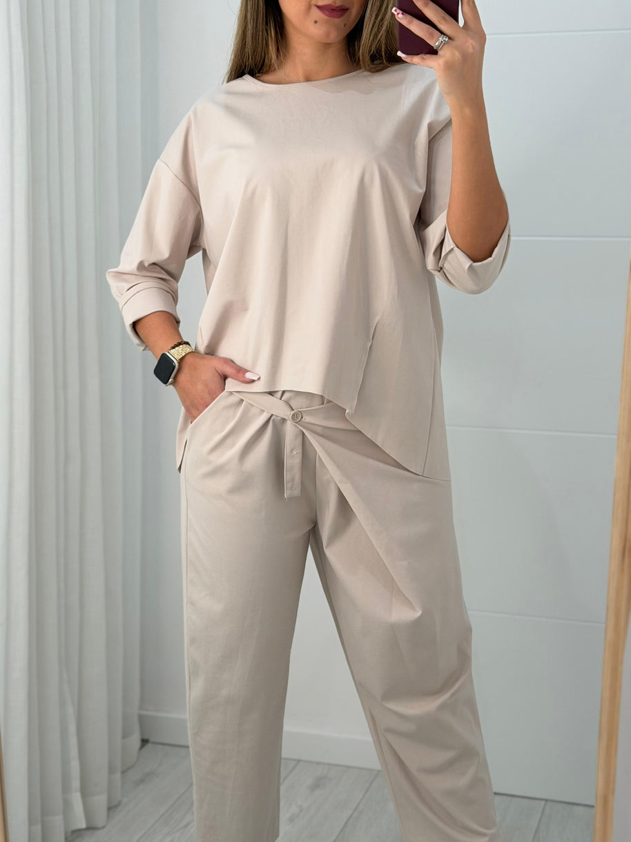 Conjunto com calça com pormenor de botão