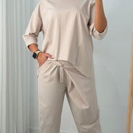Conjunto com calça com pormenor de botão