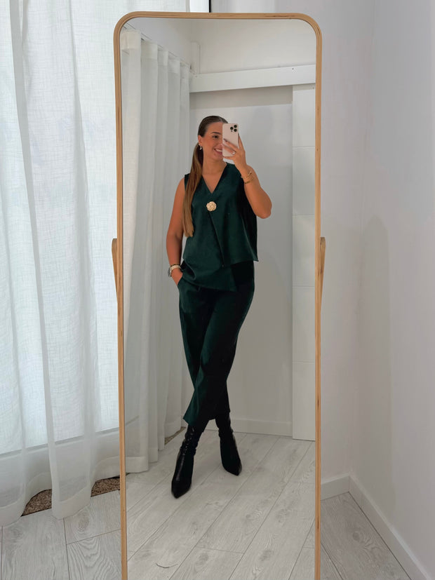 Conjunto verde escuro com botão