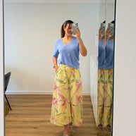 Calça floreada amarela