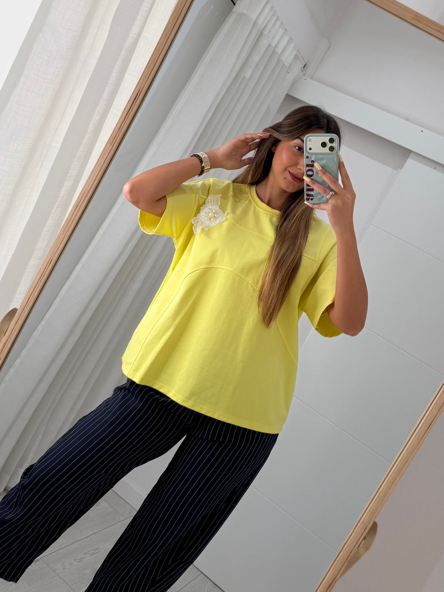 Tshirt amarela - com alfinete removível