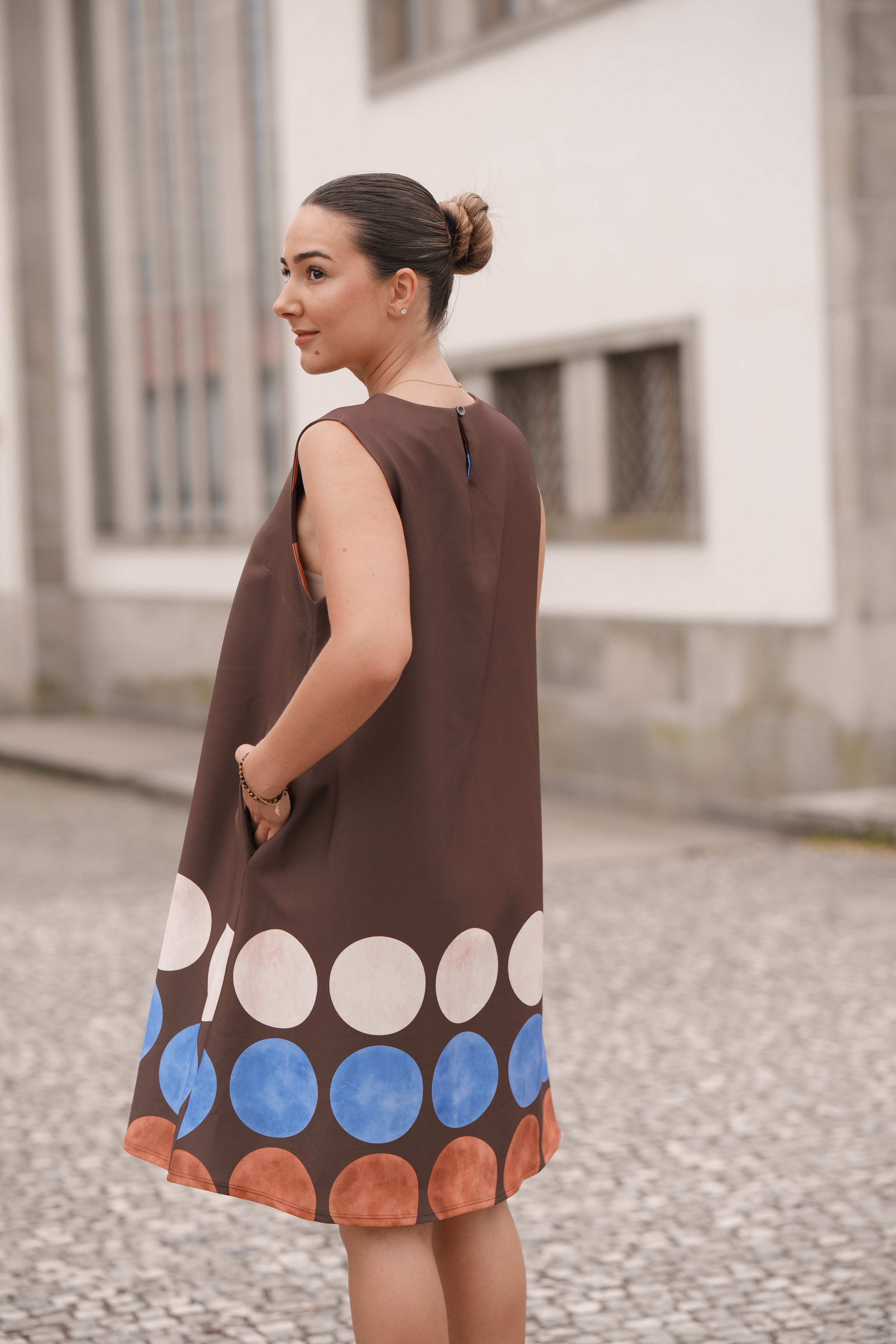 Vestido com bolas castanho