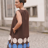 Vestido com bolas castanho