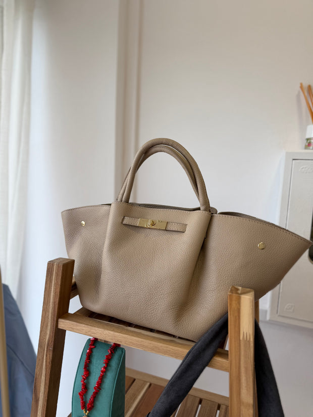 Mala em pele bege escuro