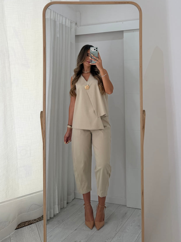 Conjunto assimétrico bege com botão