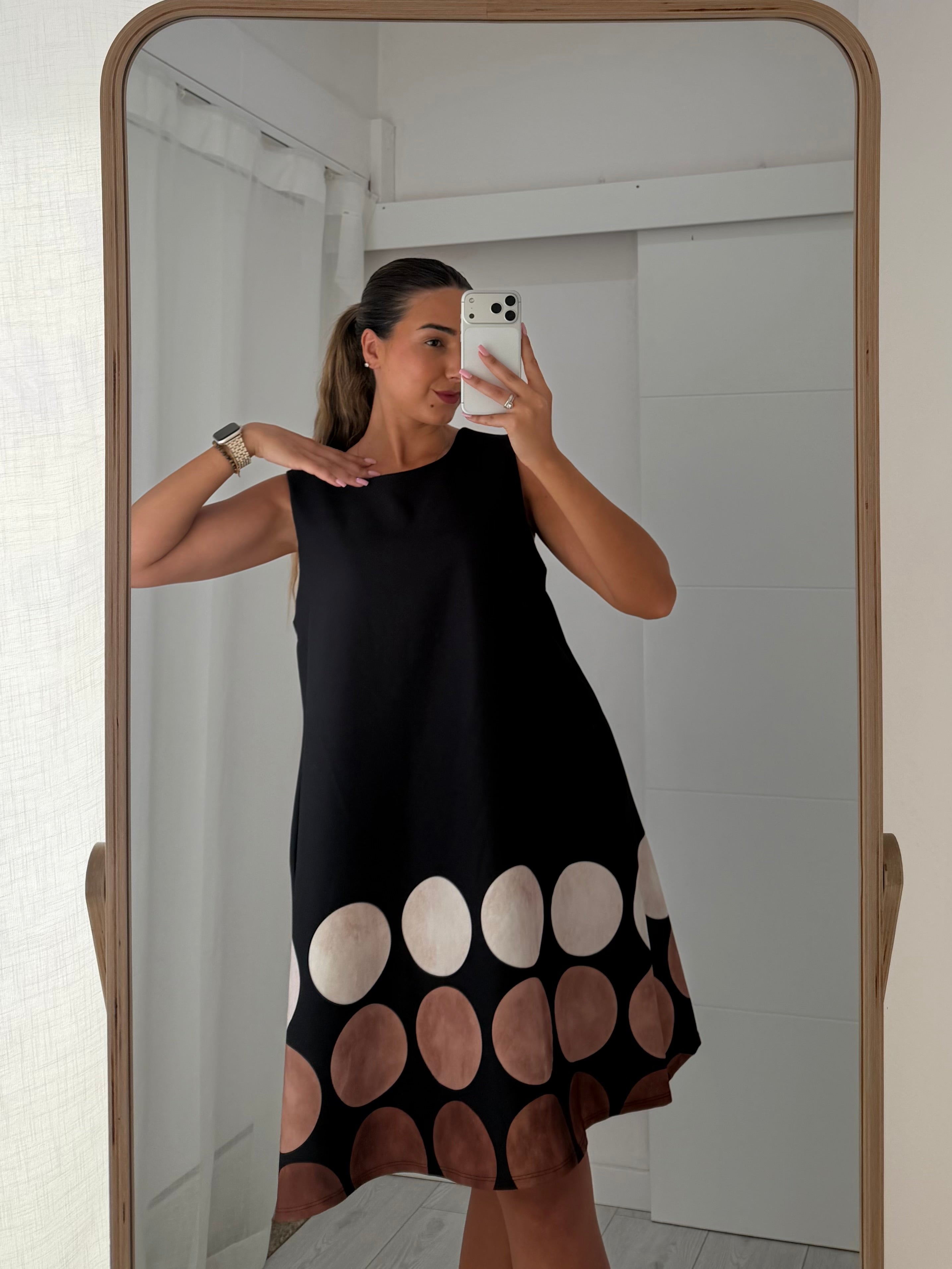 Vestido preto com bolas