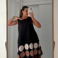 Vestido preto com bolas