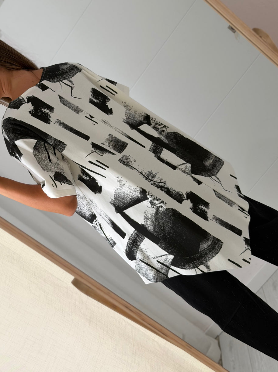 Tshirt assimétrica com desenhos