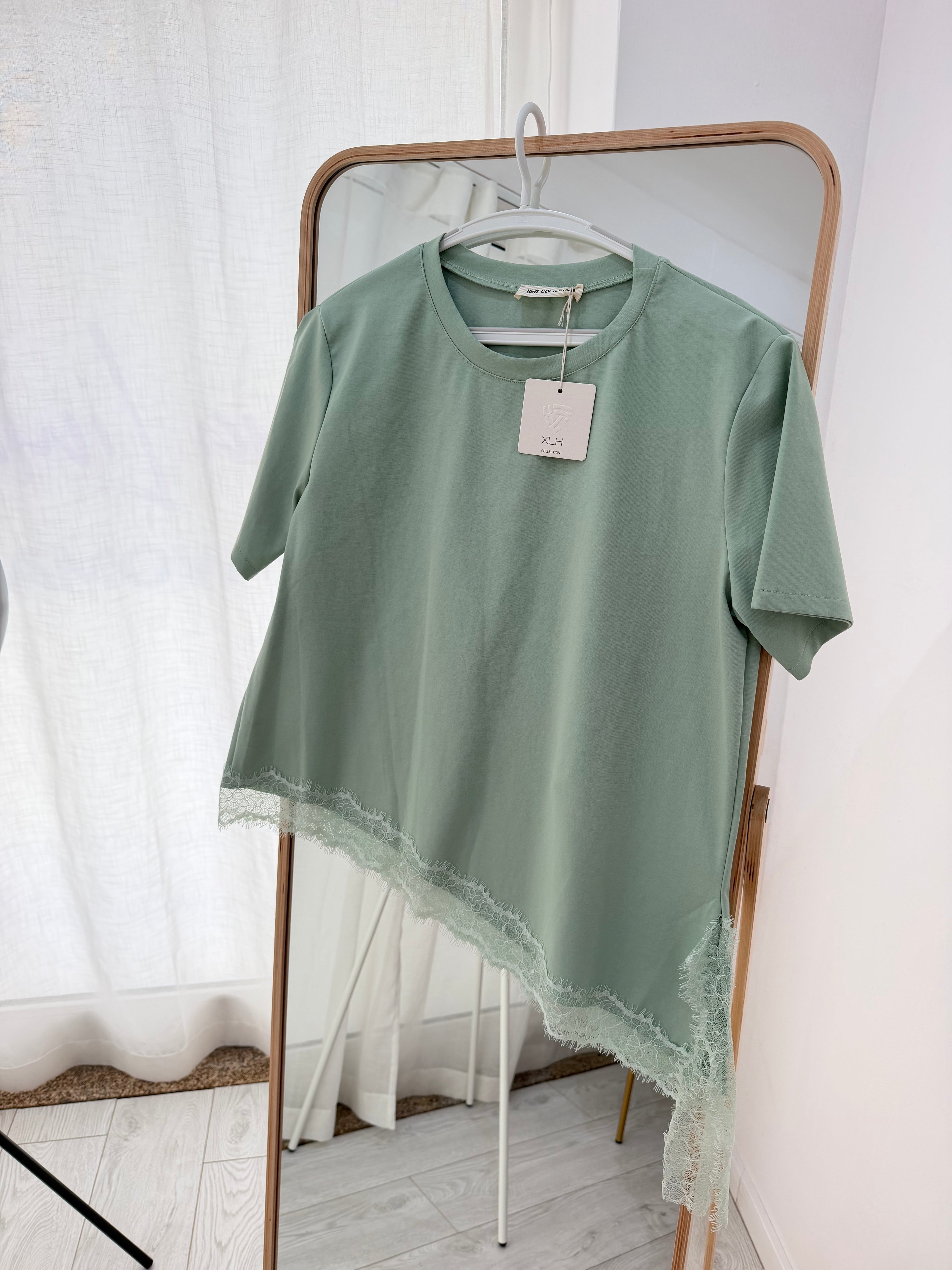 Tshirt assimétrica com renda - verde água