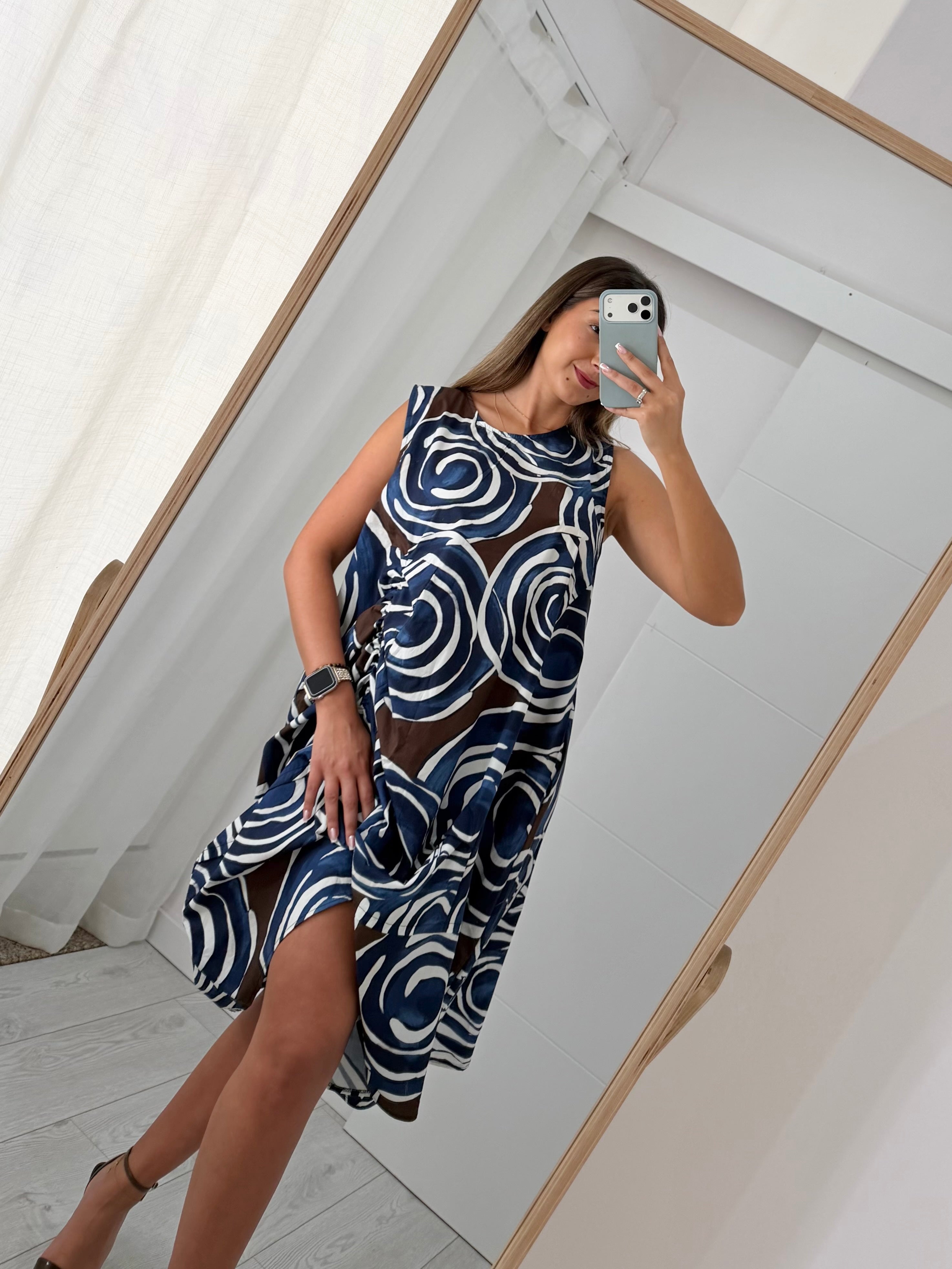 Vestido com pormenor e bolsos