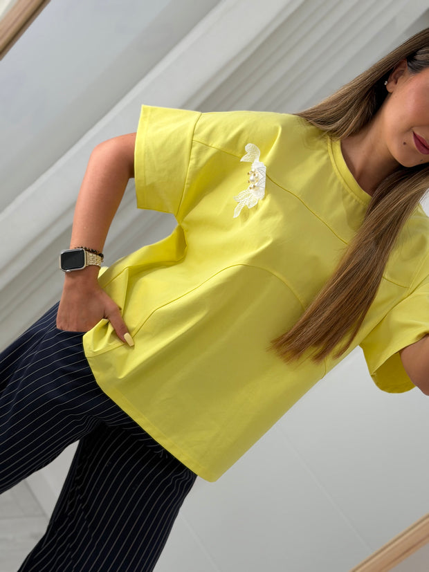 Tshirt amarela - com alfinete removível