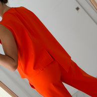 Conjunto laranja com botão