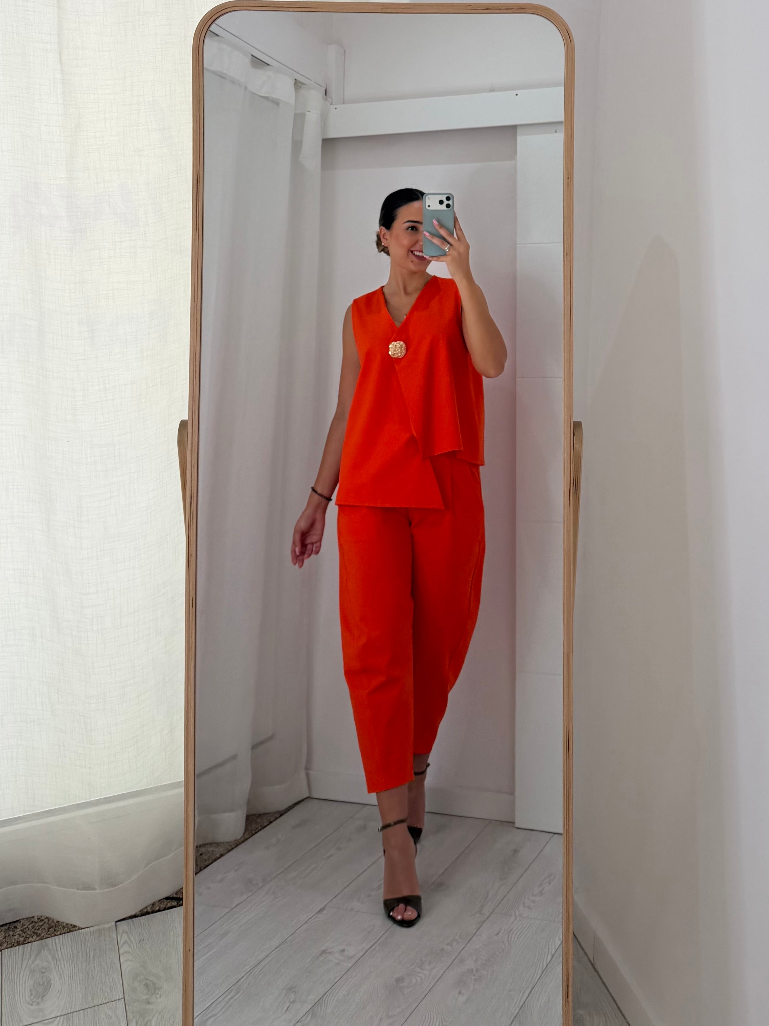 Conjunto laranja com botão