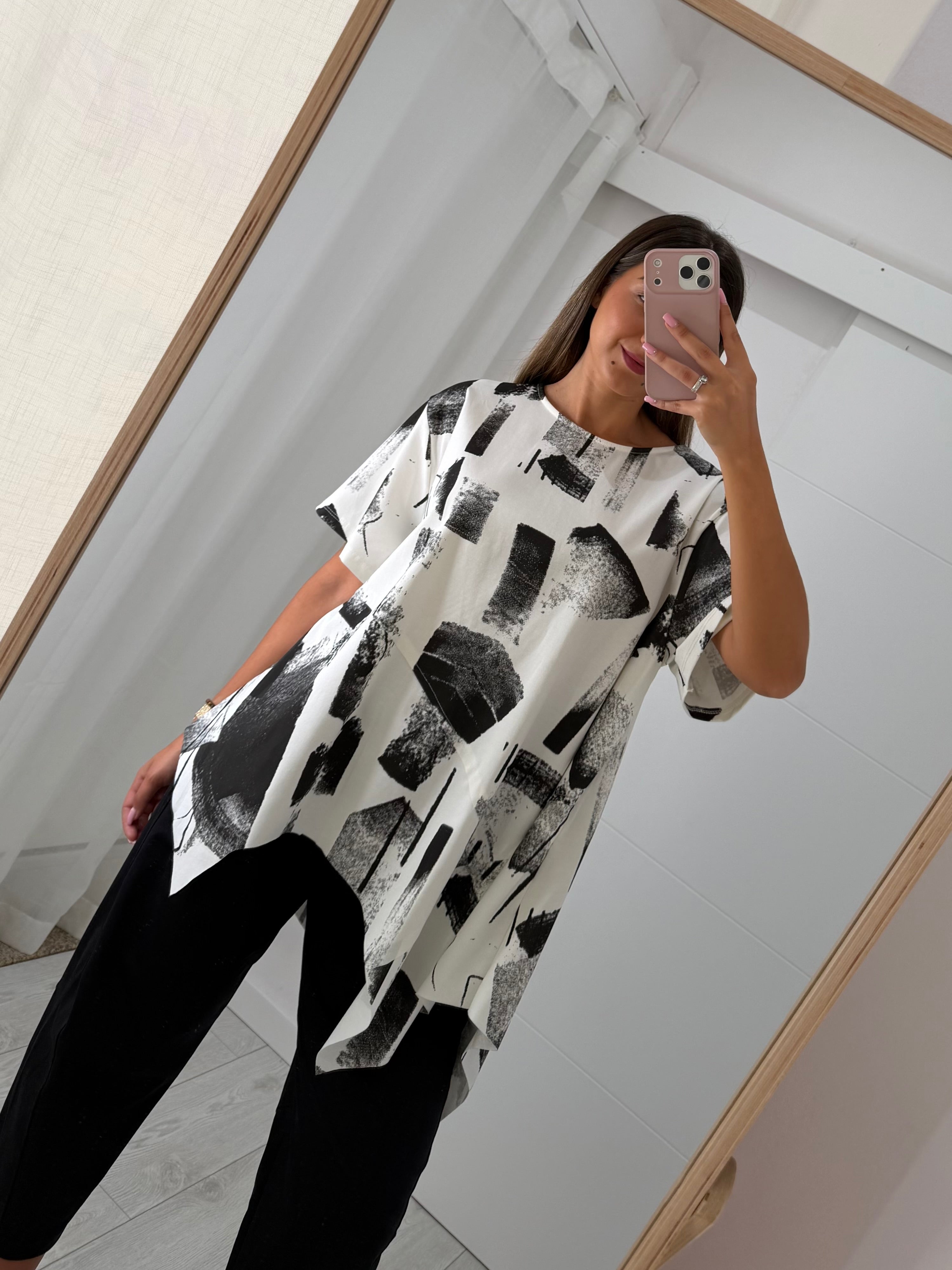 Tshirt assimétrica com desenhos