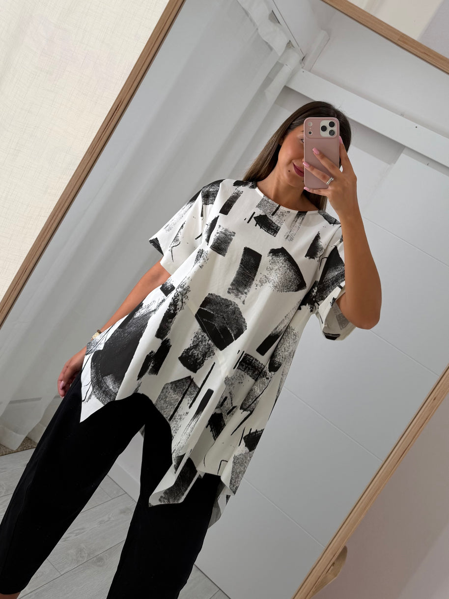 Tshirt assimétrica com desenhos